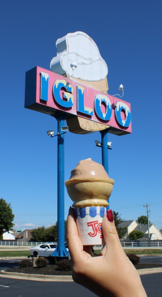 Igloo's Frozen Custard outdoor sign with ice cream cone / Photo by: Melina Delaloza 
